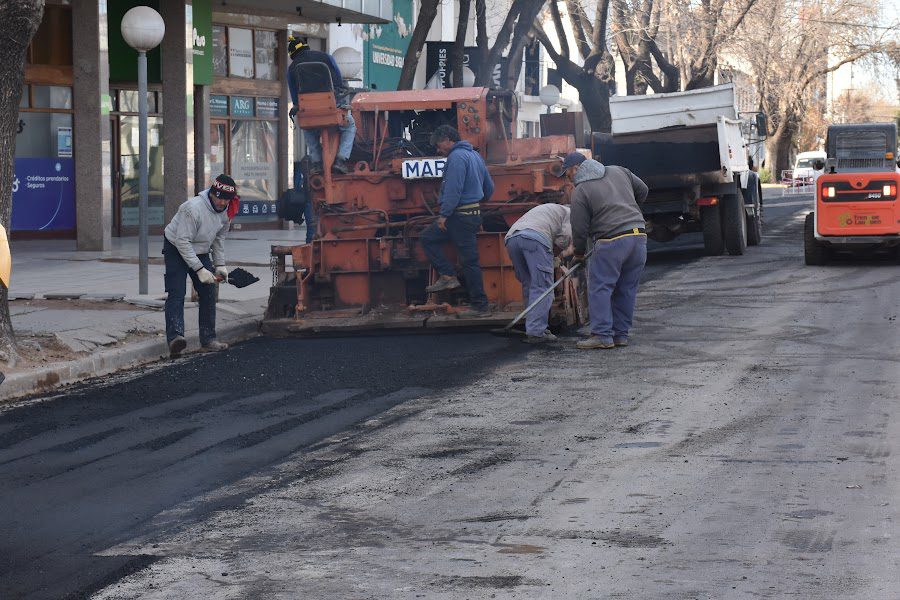 EL MUNICIPIO TRABAJA EN LA REPAVIMENTACIÓN DE LA CALLE ROCA, ENTRE URUGUAY Y NUEVE DE JULIO, DONDE SE REALIZÓ UNA REPARACIÓN DE CLOACAS