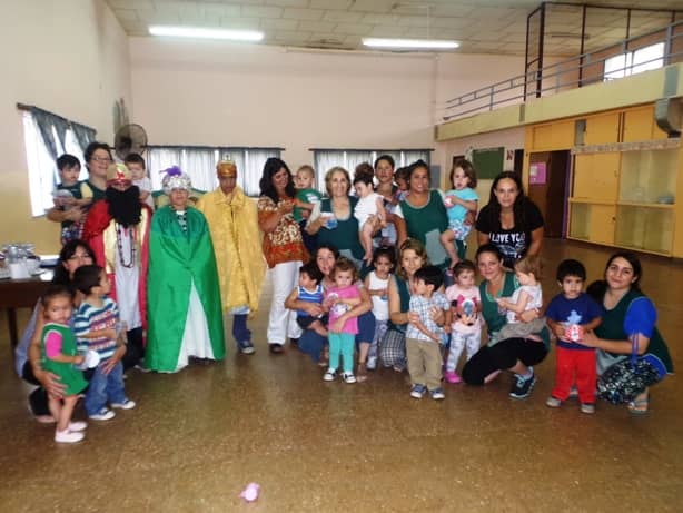 Los Reyes visitaron los Jardines Maternales