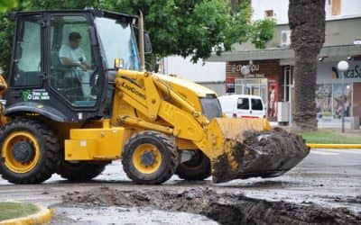 Reparan la rotura de un caño de la red de agua en el centro