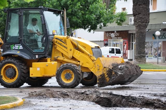 Reparan la rotura de un caño de la red de agua en el centro