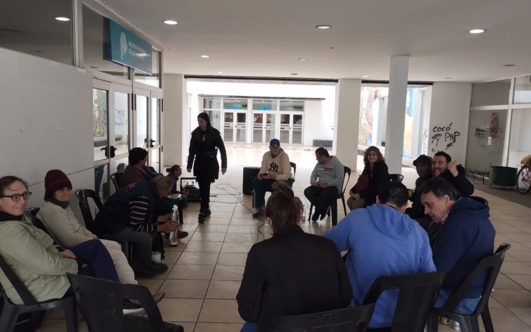 REFLEXIONES Y UN INTERESANTE INTERCAMBIO DE EXPERIENCIAS, EN LA RADIO ABIERTA DEL TALLER “ROMPIENDO CADENAS”, QUE SE REUNIÓ EN EL CENTRO CÍVICO