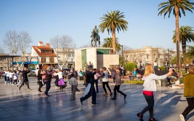 SENTIR ARGENTINO CELEBRA EL DÍA INTERNACIONAL DEL FOLCLORE CON BAILE AL AIRE LIBRE EN LA PLAZA SAN MARTÍN