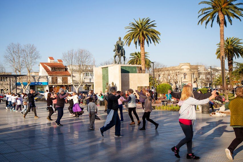 SENTIR ARGENTINO CELEBRA EL DÍA INTERNACIONAL DEL FOLCLORE CON BAILE AL AIRE LIBRE EN LA PLAZA SAN MARTÍN