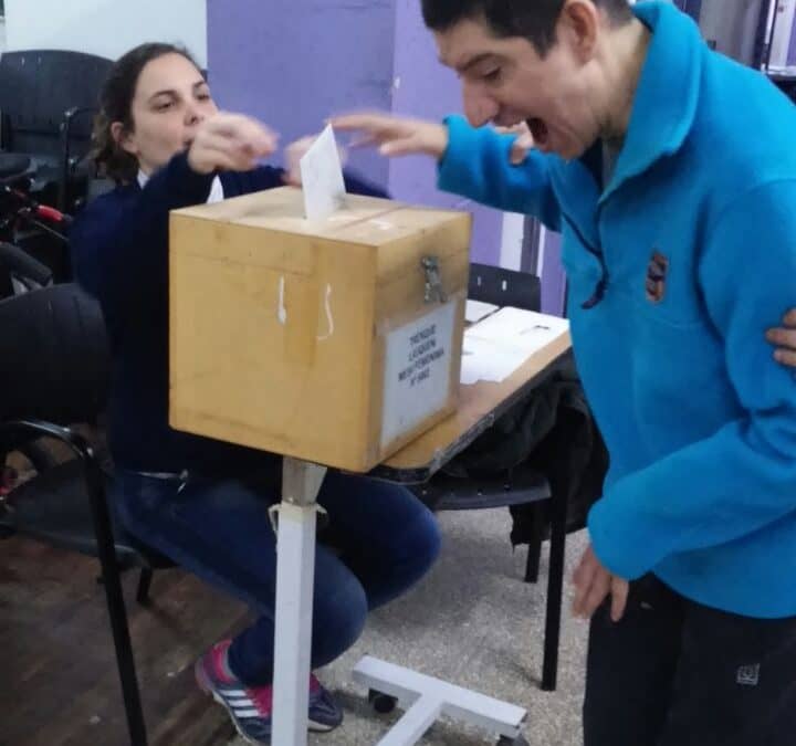 Integrantes del Cumen Che y Centro de Día hicieron el simulacro de una elección