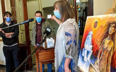 SE REALIZÓ EL SORTEO DE CINCO OBRAS PICTÓRICAS PRODUCIDAS POR ARTISTAS PLÁSTICOS LOCALES DURANTE LA PRESENTACIÓN DEL ESPECTÁCULO AVE FÉNIX