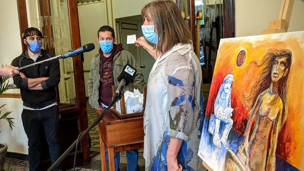 SE REALIZÓ EL SORTEO DE CINCO OBRAS PICTÓRICAS PRODUCIDAS POR ARTISTAS PLÁSTICOS LOCALES DURANTE LA PRESENTACIÓN DEL ESPECTÁCULO AVE FÉNIX