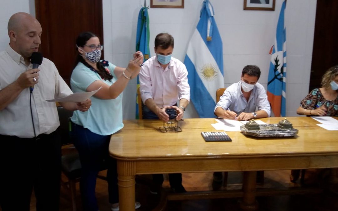 HOY SE REALIZÓ EL SORTEO DE LAS UBICACIONES DE 52 VIVIENDAS QUE SE CONSTRUYEN EN LA AU Y QUE SERÁN ENTREGADAS ANTES DE FIN DE MES