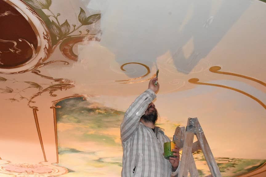 EL ARTISTA PLÁSTICO HERNÁN “SECHU” MARTÍN ESTÁ TRABAJANDO EN LA RESTAURACIÓN DEL TECHO DEL TEATRO ESPAÑOL