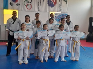 UN GRUPO DE ALUMNOS/AS DE LA ESCUELA MUNICIPAL DE TAEKWONDO OLÍMPICO OBTUVO SU NUEVO CINTURÓN