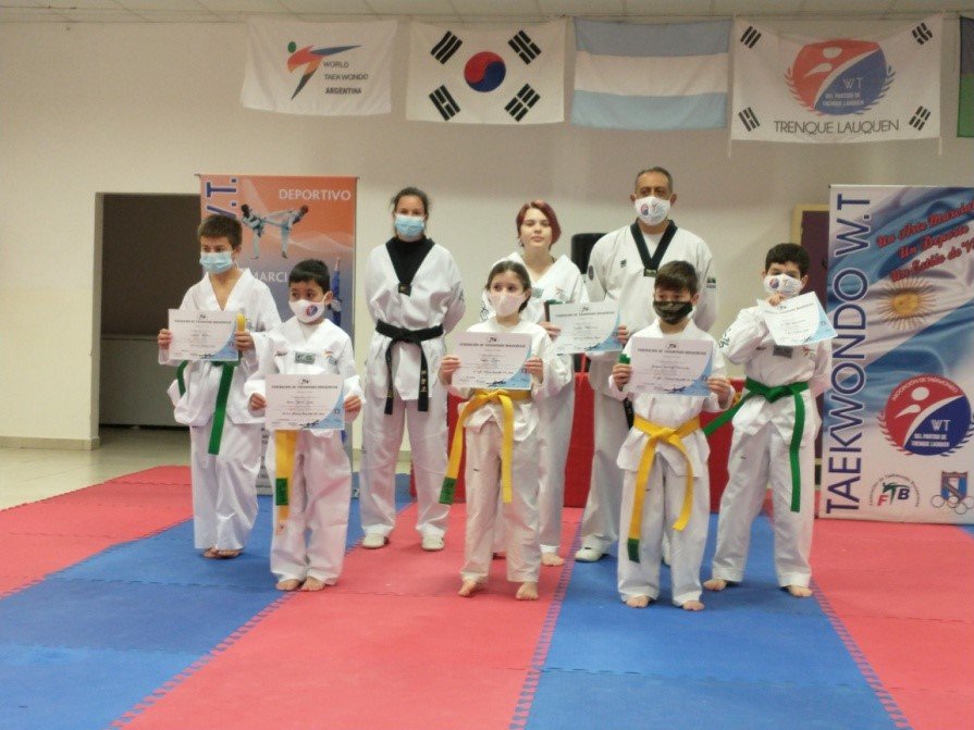 EXAMEN ANUAL Y ASCENSO DE GRADOS EN LA ESCUELA MUNICIPAL DE TAEKWONDO OLÍMPICO