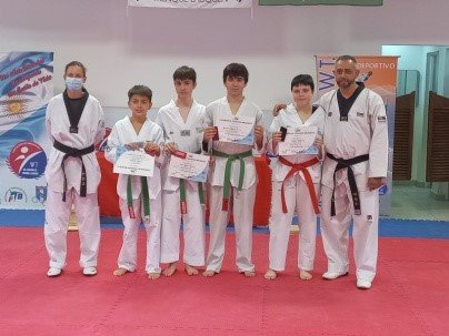 EXAMEN DE ASCENSO, EXHIBICIÓN Y SORPRESAS EN EL CIERRE DE AÑO DE LA ESCUELA MUNICIPAL DE TAEKWONDO EN EL CLUB MONUMENTAL