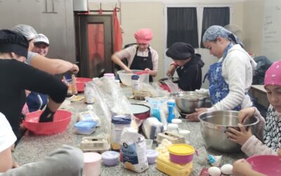EL TALLER “COCINERITOS” SIGUE DESPERTANDO EL INTERÉS DE LOS CHICOS/AS QUE DISFRUTAN DE LA PROPUESTA