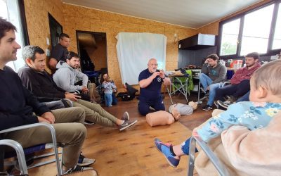 DEFENSA CIVIL DIO UNA CHARLA TALLER SOBRE PRIMEROS AUXILIOS CON TÉCNICAS DE RCP Y USO DE DEA, A DEPORTISTAS QUE PRACTICAN KITESURF EN CUERO DE ZORRO