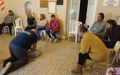 DEFENSA CIVIL MUNICIPAL DIO UN TALLER DE PRIMEROS AUXILIOS CON TÉCNICAS DE RCP Y USO DE DEA EN LA ESCUELA MUNICIPAL DE GIRODÍAS