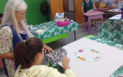 LA PROFESORA ANI LUNA DICTÓ HOY (MIÉRCOLES) EL PRIMER TALLER INTENSIVO DE ARTE: PINTURA DECORATIVA SOBRE DISTINTAS SUPERFICIES Y RECICLADO