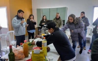 EL TALLER DE HUERTA FAMILIAR CERRÓ CON ENTREGA DE CERTIFICADOS Y PLANTINES, Y UNA MESA COMPARTIDA