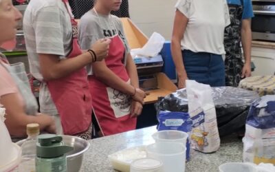 LOS JÓVENES APRENDIERON A ELABORAR PANES, MASITAS, Y SE LLEVARON VARIOS CONSEJOS ÚTILES, EN EL PRIMER TALLER INTENSIVO DE COCINA RÁPIDA Y FÁCIL PARA ESTUDIANTES