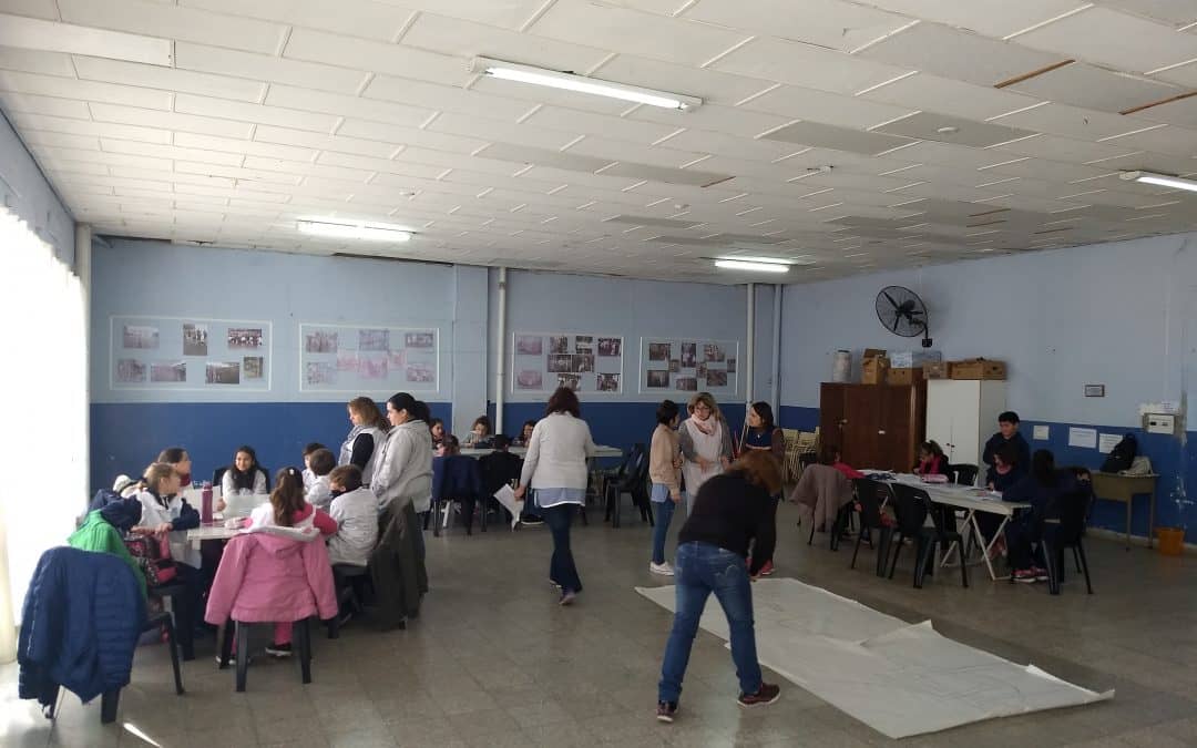 “MI ESCUELA EN MI CIUDAD”: NUEVO TALLER DE MOSAIQUISMO PARA AVANZAR CON LOS BOCETOS Y AHONDAR EN LA TÉCNICA