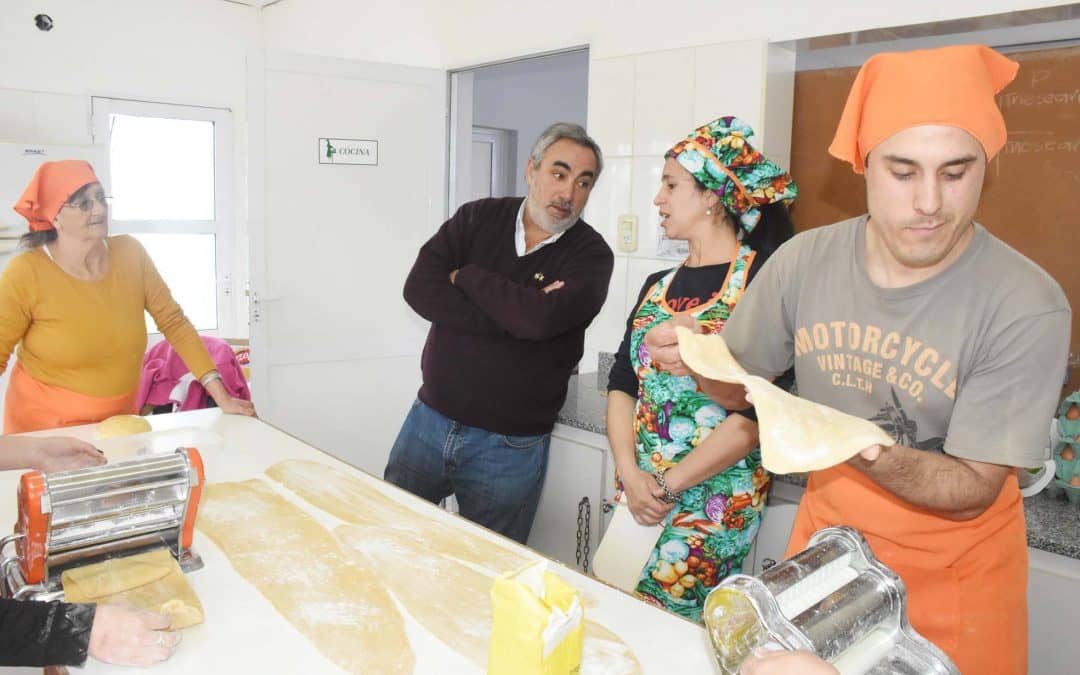 ARRANCO EL TALLER EN EL SUM INDIO TROMPA Y JUNTO A LOS VECINOS, TAMBIEN EL INTENDENTE PUSO “MANOS A LA MASA”