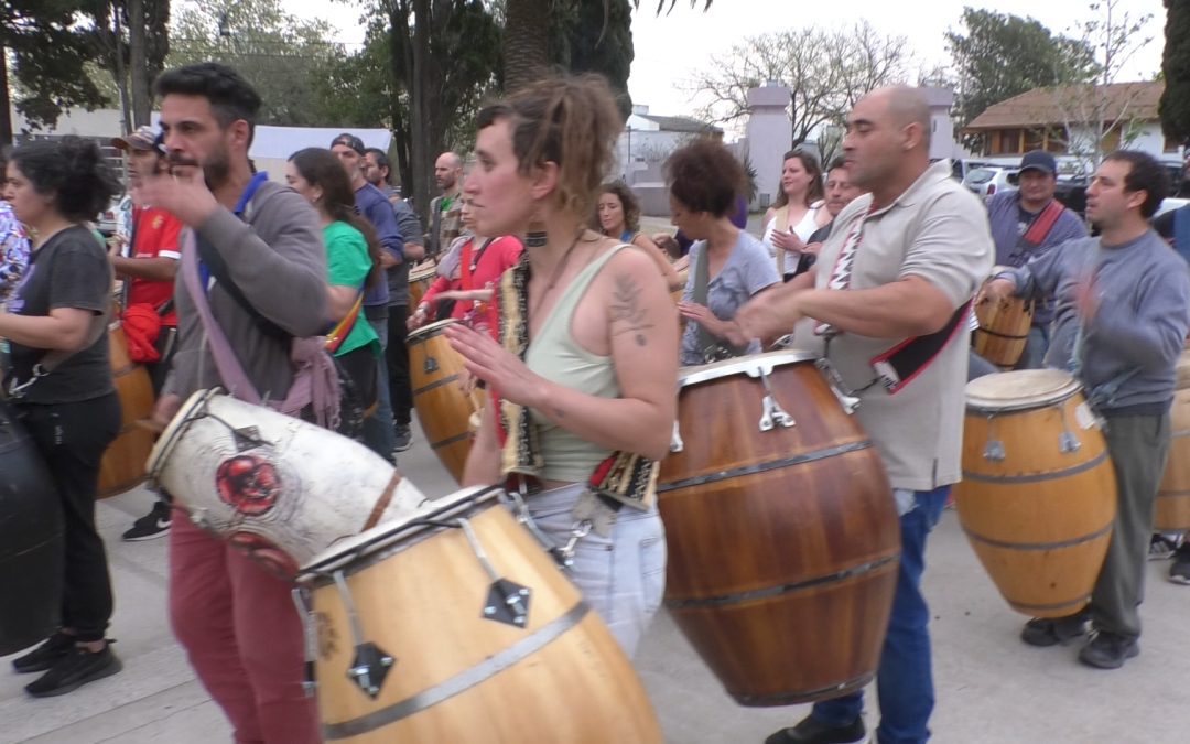 LOS TALLERES DE PERCUSIÓN Y DANZA CANDOMBE SIGUIERON CON UNA LLAMADA QUE ALTERÓ LA RUTINA DEL CENTRO DE LA CIUDAD Y TERMINÓ EN LA PLAZA SAN MARTÍN