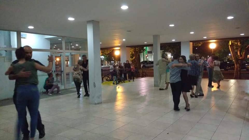 EL PATIO DEL CENTRO CIVICO VUELVE A LATIR MAÑANA AL COMPAS DEL 2X4 EN OTRA NOCHE DE “TANGO EN LA CALLE”