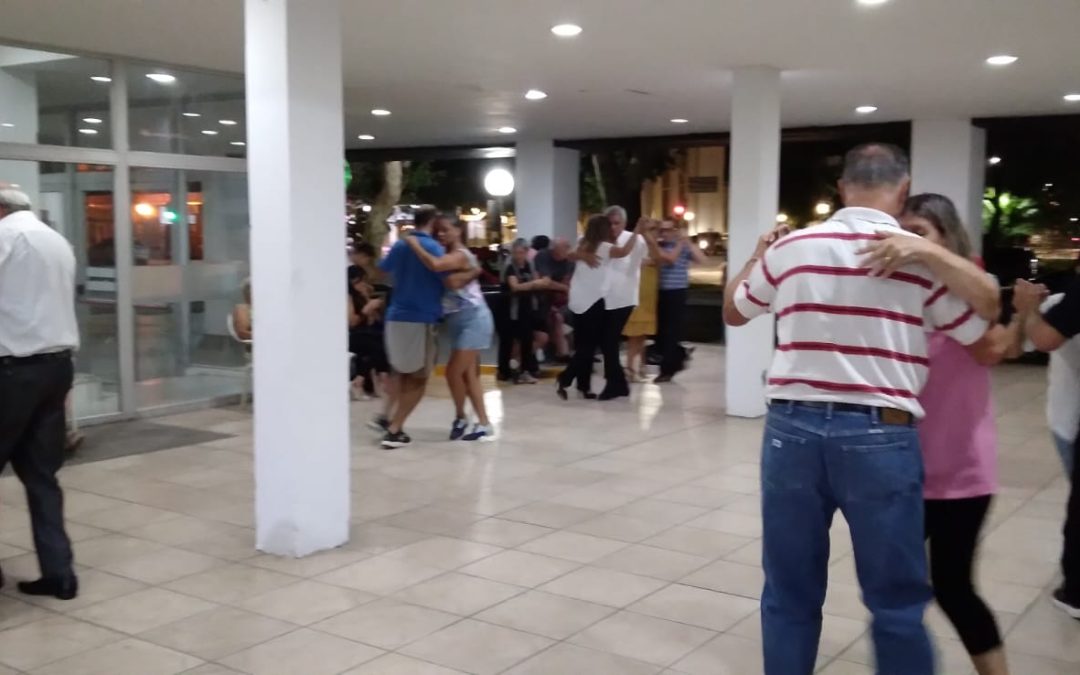 EL REGRESO DE TANGO EN LA CALLE HIZO REVIVIR LA NOCHE DEL PATIO DEL CENTRO CÍVICO