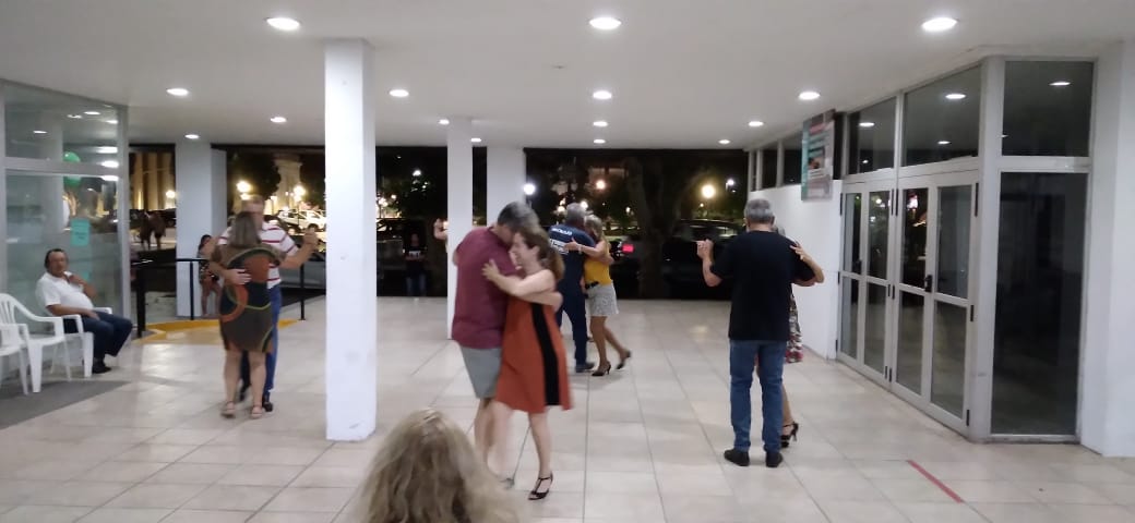 OTRA NOCHE COMPARTIDA DE TANGO EN LA CALLE