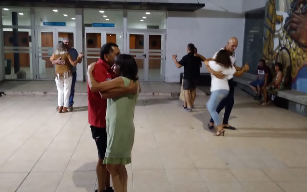 EL PATIO DEL CENTRO CÍVICO Y OTRA NOCHE AL CALOR DE «TANGO EN LA CALLE»