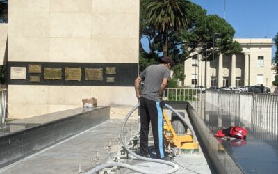EL MUNICIPIO REALIZA TAREAS DE LIMPIEZA Y MANTENIMIENTO EN LA FUENTE DE LA PLAZA SAN MARTÍN