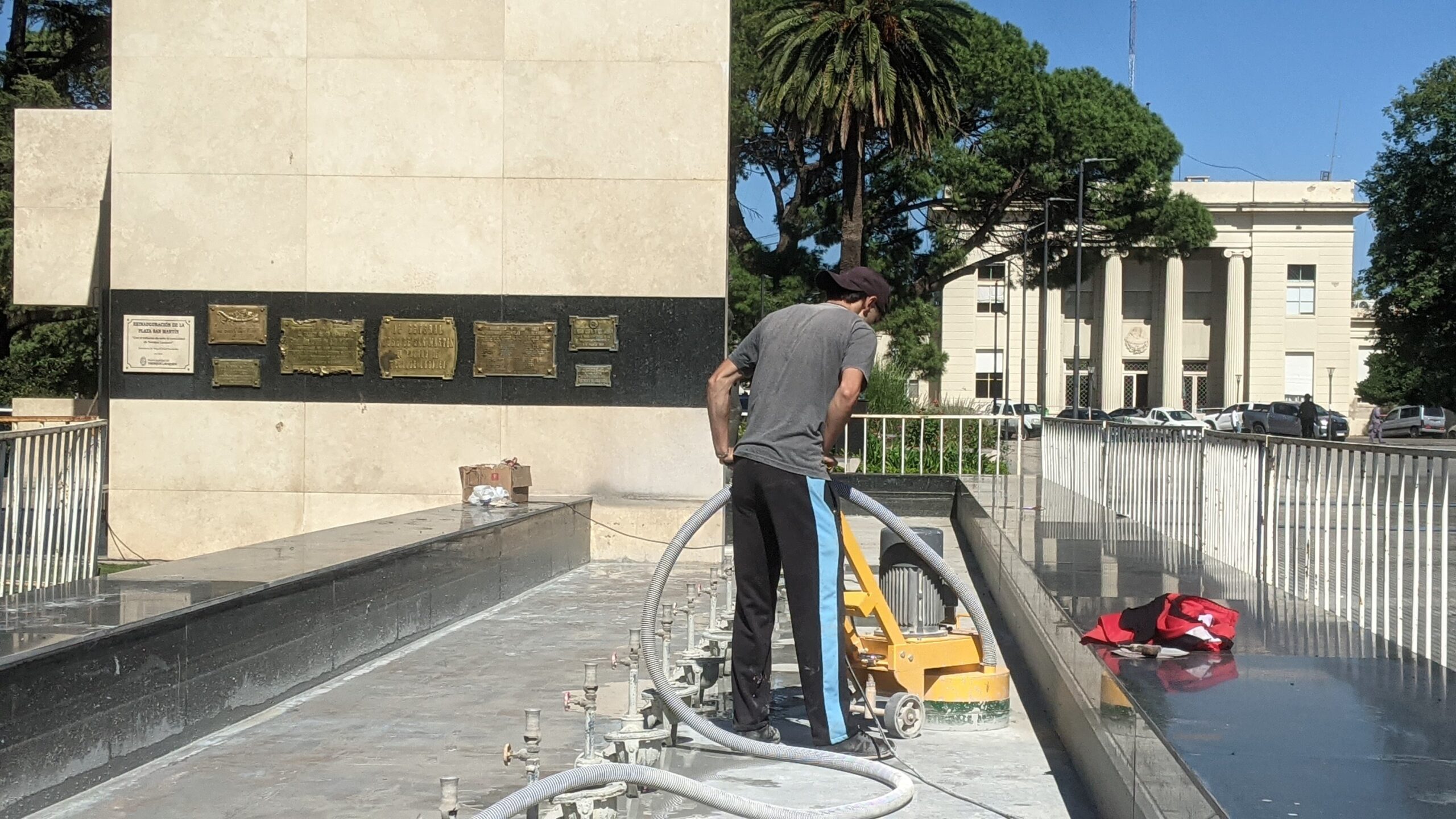 EL MUNICIPIO REALIZA TAREAS DE LIMPIEZA Y MANTENIMIENTO EN LA FUENTE DE ...
