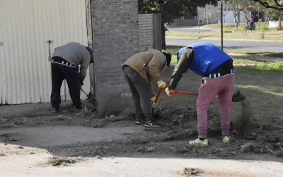 PERSONAL DE ESPACIOS VERDES REALIZA TAREAS DE LIMPIEZA EN EL PREDIO DEL FERROCARRIL, Y EN OTROS SECTORES DE LA CIUDAD