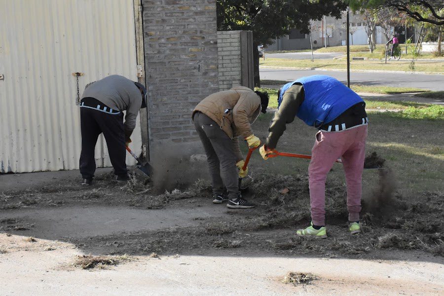 PERSONAL DE ESPACIOS VERDES REALIZA TAREAS DE LIMPIEZA EN EL PREDIO DEL FERROCARRIL, Y EN OTROS SECTORES DE LA CIUDAD