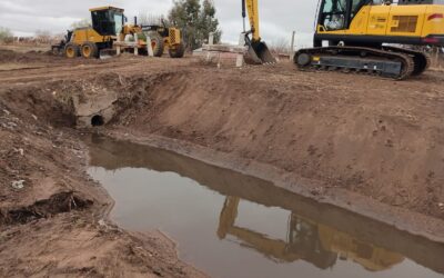 EL MUNICIPIO REALIZA TAREAS DE LIMPIEZA Y MANTENIMIENTO EN EL CANAL QUE CORRE POR LA CALLE RIVADAVIA