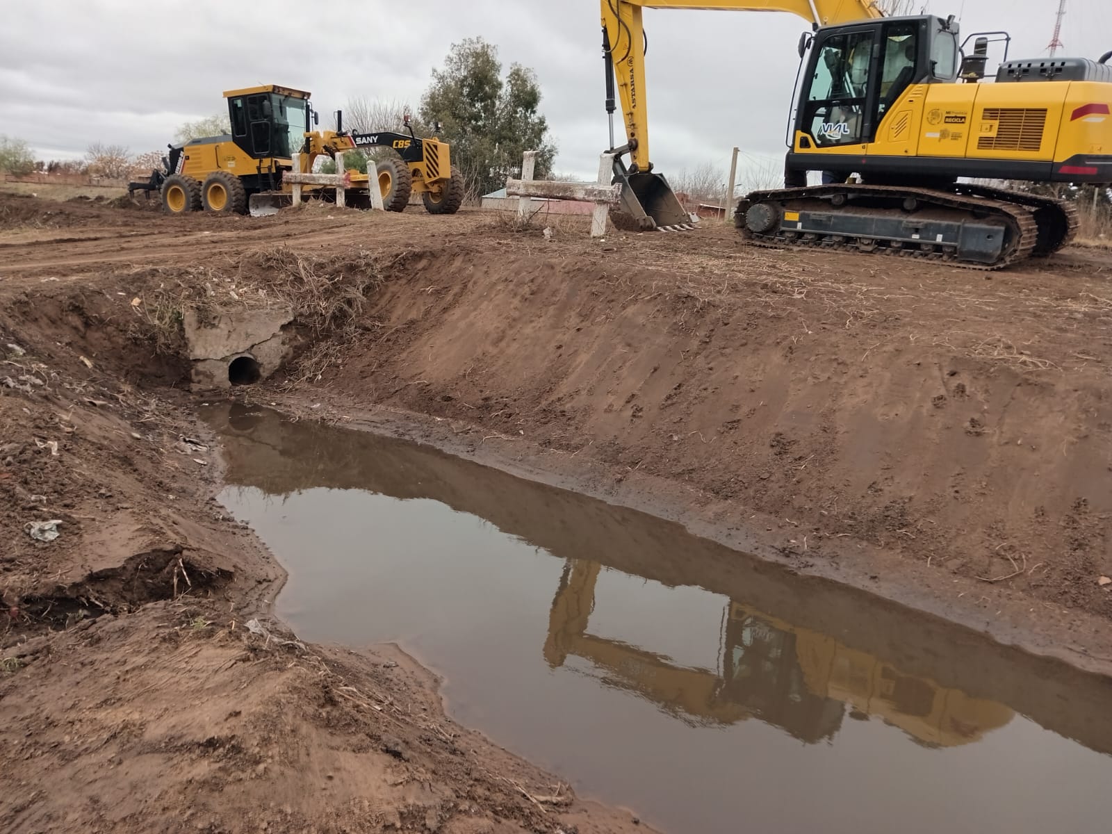 EL MUNICIPIO REALIZA TAREAS DE LIMPIEZA Y MANTENIMIENTO EN EL CANAL QUE ...