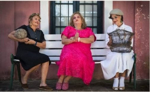 “TEATRO AL AIRE LIBRE” EN EL PATIO DEL MUSEO ALMAFUERTE: EL GRUPO MARABUNTA Y MARTÍN URBANEJA PRESENTAN LA OBRA “DESAFORADAS”