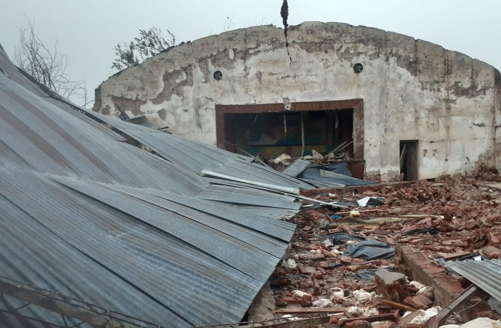 DEFENSA CIVIL TRABAJÓ ANTES Y DESPUÉS DEL FUERTE TEMPORAL QUE PROVOCÓ DAÑOS Y DEJÓ A UNA PERSONA HERIDA EN LA ZONA DE FORTÍN DEHEZA