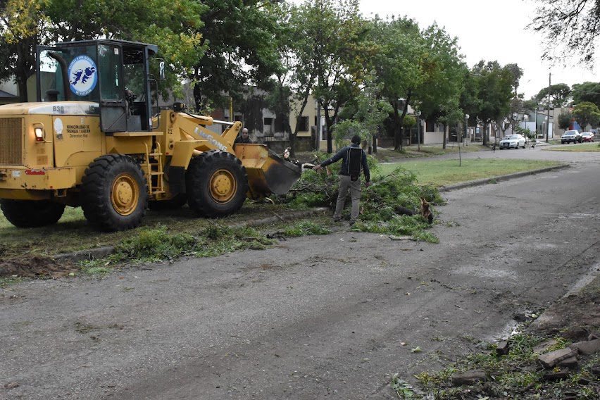 EL MUNICIPIO INTENSIFICÓ ESTA MAÑANA (VIERNES) LAS TAREAS DE LIMPIEZA Y ORDENAMIENTO DE LA CIUDAD DESPUÉS DEL FUERTE TEMPORAL DE VIENTO Y LLUVIA