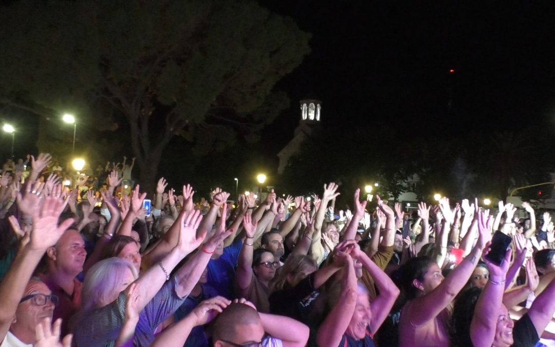 EL CARNAVAL SE DESPIDIÓ CON EL DESFILE DE LAS MARIONETAS GIGANTES Y DE LA VEJENTUD MURGUERA Y UN GRAN BAILE POPULAR FRENTE AL PALACIO MUNICIPAL