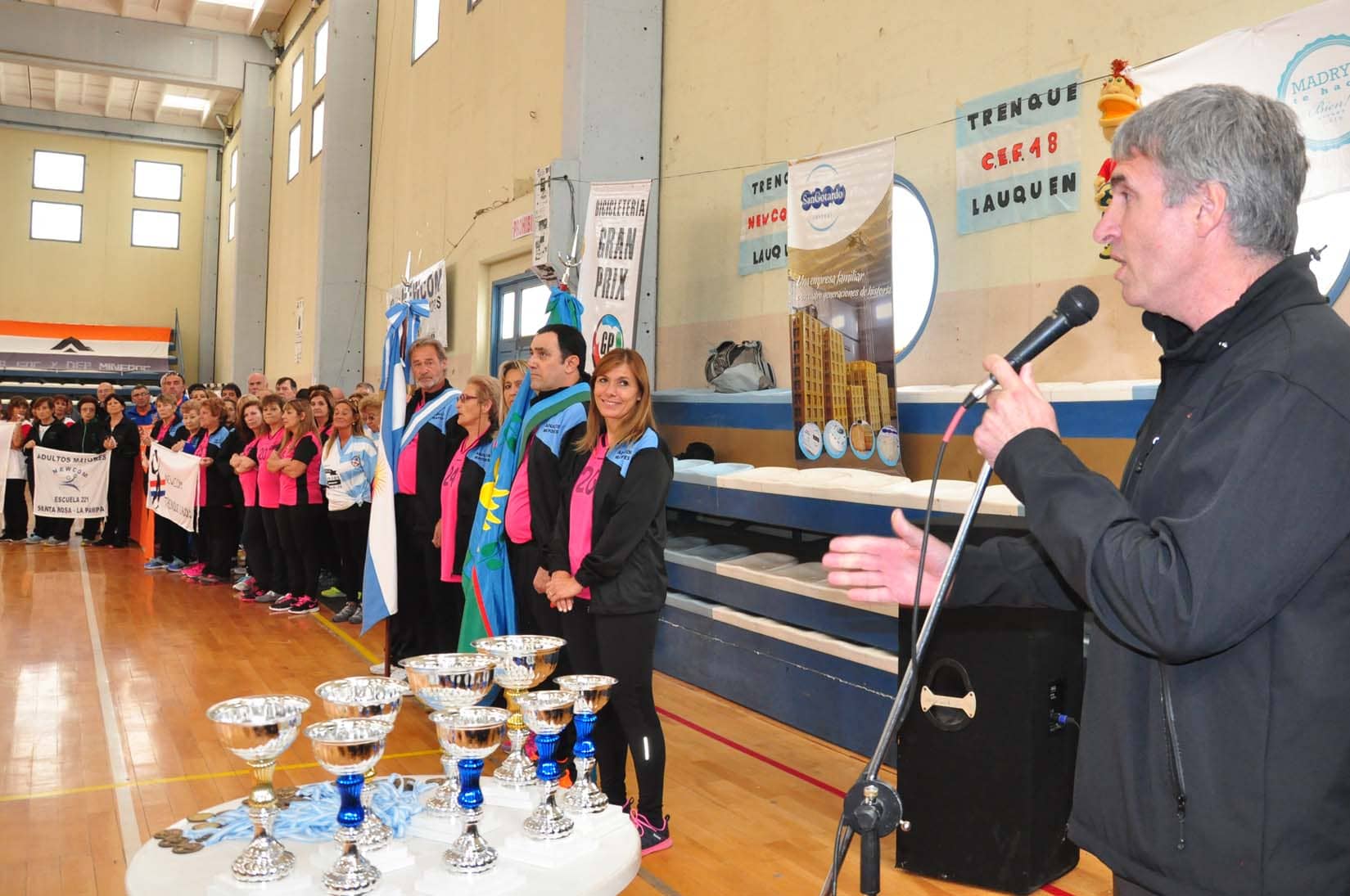 Apertura del torneo Nacional de Newcom en el Polideportivo