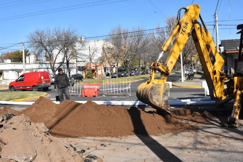 EL MUNICIPIO TRABAJA EN LA REPARACIÓN DE UNA ROTURA DEL CONDUCTO CLOACAL EN CALLE MONFERRAND: YA SE REALIZÓ UN BY PASS PROVISORIO