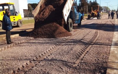 EL MUNICIPIO ESTÁ EJECUTANDO UNA BASE DE ESTABILIZADO GRANULAR EN LA CALLE TRES DE CABALLERÍA, ENTRE PINCÉN Y RACEDO