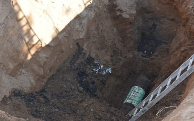 SERVICIOS SANITARIOS TRABAJA EN CALLE MONFERRAND, ENTRE TTE. GRAL. URIBURU Y 25 DE MAYO, PARA REPARAR UN CAÑO DE LA RED CLOACAL