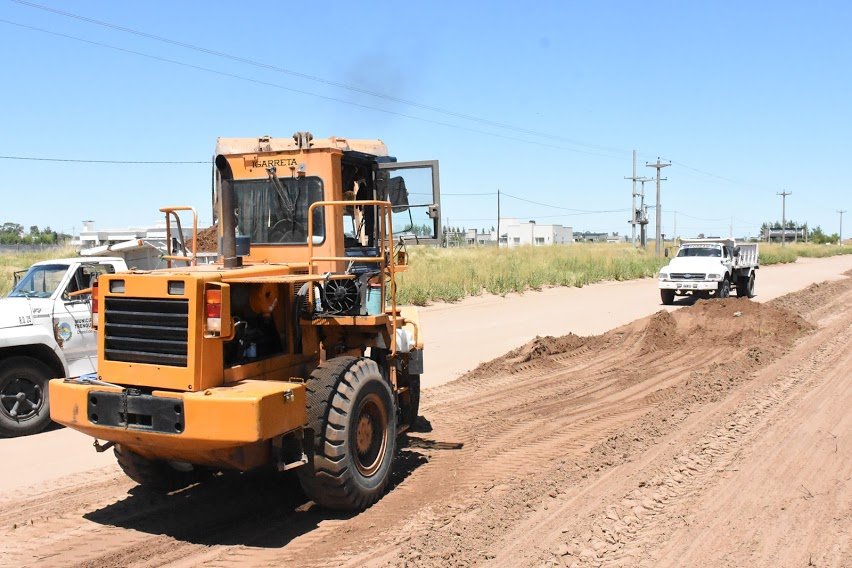 EL MUNICIPIO REALIZA TAREAS DE MOVIMIENTO DE SUELO, ENSANCHAMIENTO DE CALLES Y NIVELACIÓN DE VEREDAS EN EL SECTOR SUR DE LA CIUDAD