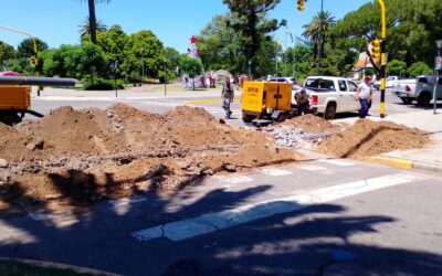 EL MUNICIPIO REALIZA TRABAJOS DE RECAMBIO DE CAÑERÍAS DE AGUA EN URUGUAY, ENTRE ROCA Y VILLEGAS: LA CALLE PERMANECERÁ CORTADA AL TRÁNSITO