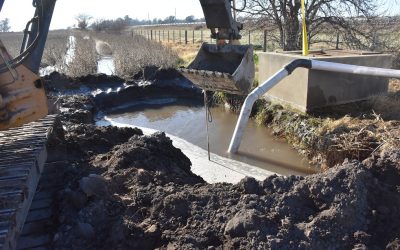 PERSONAL Y MÁQUINAS MUNICIPALES TRABAJAN EN LA REPARACIÓN DEL ACUEDUCTO DE MARI LAUQUEN A LA ALTURA DEL KM 453 DE LA RUTA NACIONAL5