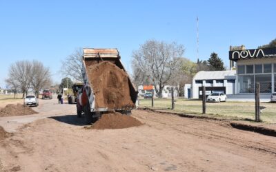 EL MUNICIPIO ESTÁ TRABAJANDO EN LA COLECTORA DE LA RUTA Nº 5, EN EL TRAMO COMPRENDIDO ENTRE GARCÍA SALINAS Y MONFERRAND