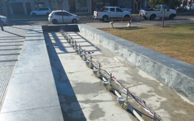 PERSONAL MUNICIPAL REALIZA TRABAJOS DE LIMPIEZA Y MANTENIMIENTO EN LA FUENTE Y EL MONUMENTO EN LA PLAZA SAN MARTÍN