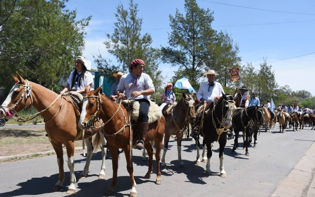 LA TRADICIÓN SE RENUEVA CON VIGOR: MUCHOS VECINOS EN EL DESFILE Y LOS JUEGOS ECUESTRES Y MAYOR PARTICIPACIÓN DE JÓVENES