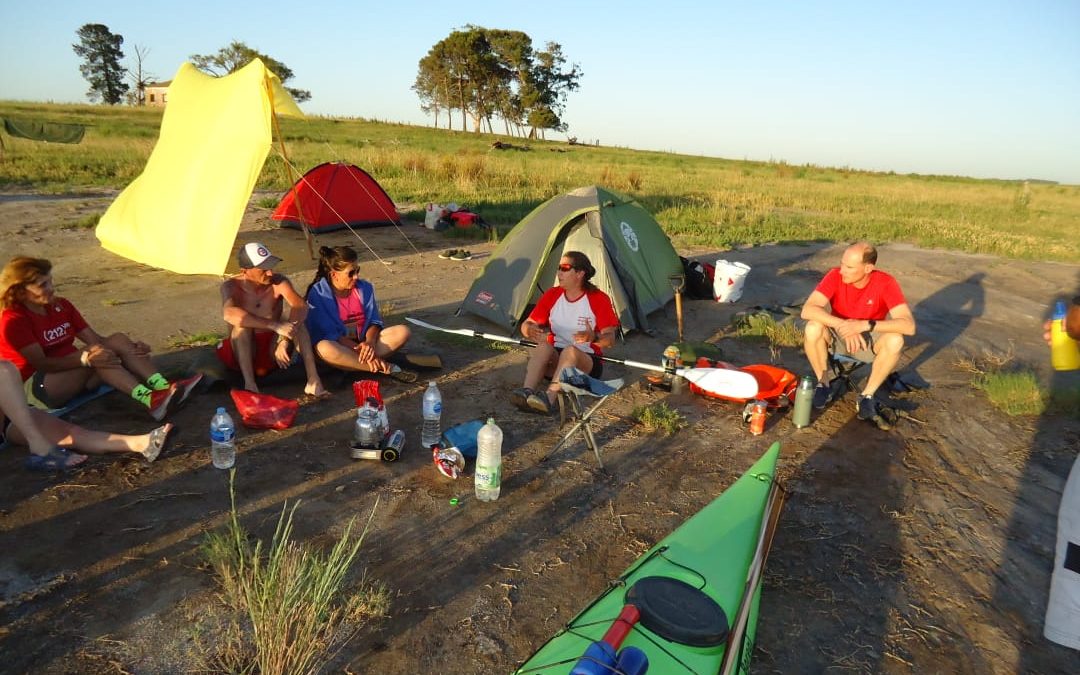 KAYAKISTAS DE TRENQUE LAUQUEN Y OTRAS CIUDADES DEL PAÍS, DISFRUTARON DE UNA TRAVESÍA POR LAS LAGUNAS DEL COMPLEJO HINOJO –LAS TUNAS Y ACAMPE AGRESTE