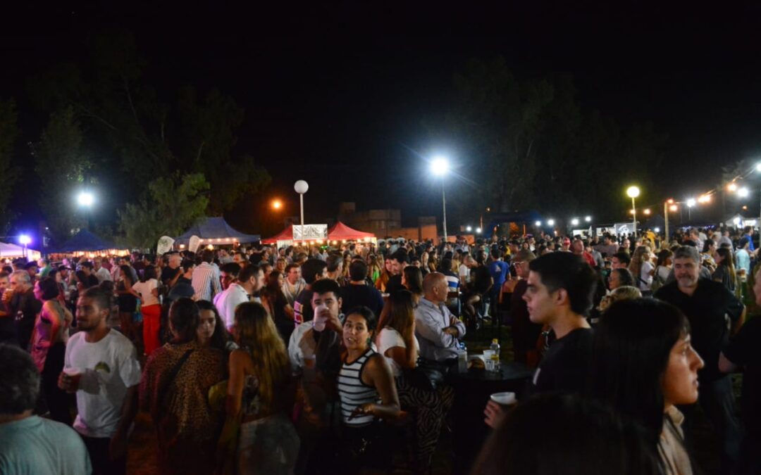FIEBRE DE SÁBADO POR LA NOCHE EN EL TRENQUE BEER II: UNA MULTITUD DISFRUTÓ DEL ENCUENTRO CERVECERO CON BUENA GASTRONOMÍA Y BUENA MÚSICA